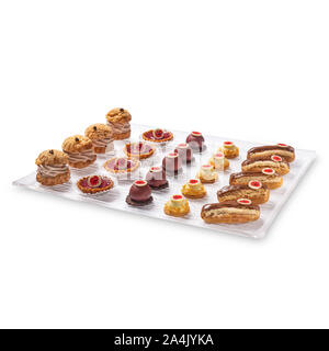 Gruppo di francese dessert Eclair su sfondo bianco. Foto Stock