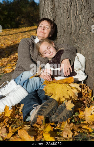 Nonna e nipote in appoggio Foto Stock