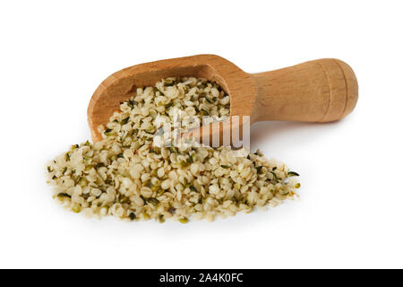Organic sgusciate semi di canapa nel convogliatore di legno isolato su sfondo bianco Foto Stock