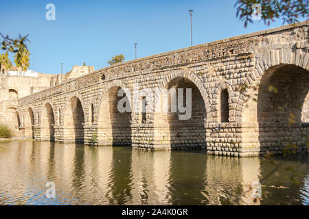 Ponte romano di Merida, in Spagna, oltre il fiume Guadiana Foto Stock