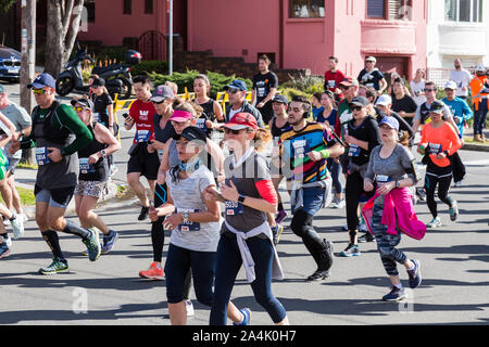 City2Surf, Sydney, Australia. Runners passing through the eastern suburbs of Military Road, Dover Heights. Foto Stock