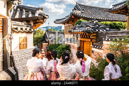 Seoul COREA , 23 settembre 2019 : gruppo di turisti asiatici ragazze nella tradizionale coreano Hanbok medicazione presso il villaggio di Bukchon Hanok in Seoul COREA DEL SUD Foto Stock