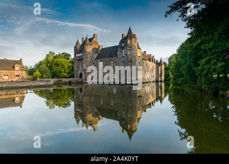 Campeneac, Brittany / Francia - 26 agosto 2019: storico castello castello di Trecesson nella foresta Broceliande con riflessi nello stagno Foto Stock