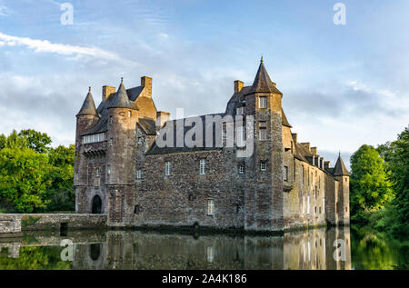 Campeneac, Brittany / Francia - 26 agosto 2019: storico castello castello di Trecesson nella foresta Broceliande con riflessi nello stagno Foto Stock