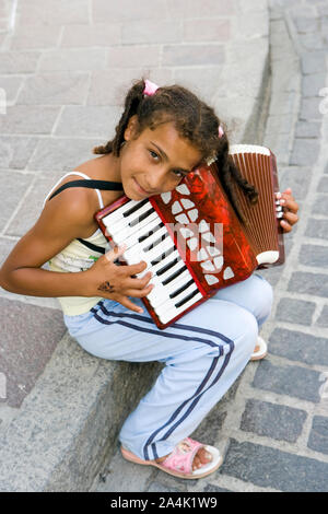 Ragazza a suonare la fisarmonica, Creta. Foto Stock