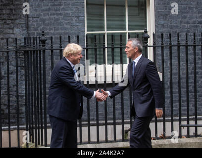 Londra, Regno Unito. 15 ottobre, 2019. Primo ministro britannico, Boris Johnson incontra il Segretario generale della NATO, Jens Stoltenberg per colloqui al 10 di Downing Street. Credito: Tommy Londra/Alamy Live News Foto Stock