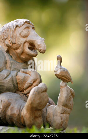 Troll e bird. Scultura in legno. Foto Stock