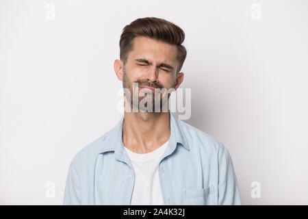 Infelice giovane uomo sente depresso pianto tipo sirena Foto Stock