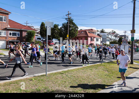 City2Surf, Sydney, Australia. Runners passing through the eastern suburbs of Military Road, Dover Heights. Foto Stock