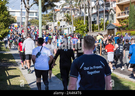 City2Surf, Sydney, Australia. Runners passing through the eastern suburbs of Military Road, Dover Heights. Foto Stock