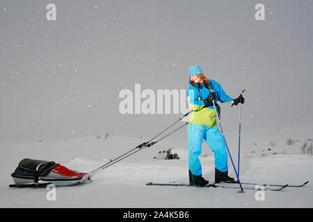La donna a sciare con pulka in Hemsedal, Norvegia Foto Stock