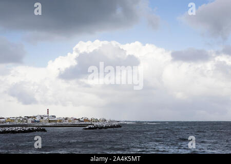 Alnes su GodÂØya con Alnes faro in background Foto Stock