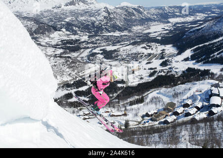 La donna lo sci fuori pista in Hemsedal valley, Norvegia Foto Stock