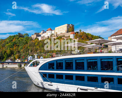 Nave sul Danubio nella parte anteriore della Veste Oberhaus in Passau Foto Stock