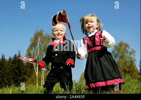 Celebrando il XVII di maggio - Bambini in norvegese costumi tradizionali Foto Stock