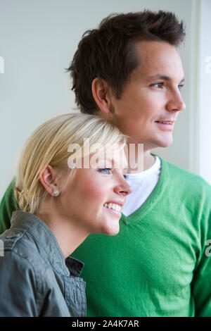 Coppia giovane cerca di piatto. Acquisto di prima casa. Gli investimenti. Foto Stock