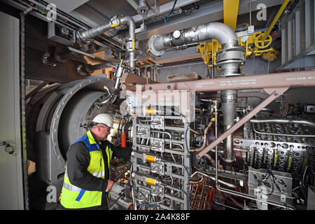 15 ottobre 2019, Sassonia-Anhalt, Halle (Saale): una nuova turbina a gas con tecnologia all'avanguardia sarà installato in un nuovo impianto di alimentazione unità dell'utilità comunale EVH sussidiaria in Halle. I servizi municipali sono attualmente modernizzare il Dieselstraße parco energetico. I preparativi sono in corso per la messa in esercizio di impianto di alimentazione di una unità, che sarà presto la fornitura di energia elettrica e calore di nuovo. Allo stesso tempo la nuova costruzione Unità C a nord di potere esistente impianto sarà completato. Foto: Hendrik Schmidt/dpa-Zentralbild/ZB Foto Stock