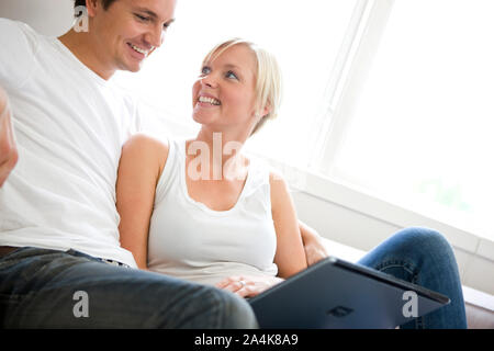Giovane uomo e donna - internet Foto Stock