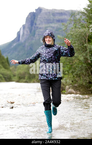 Ritratto di donna in esecuzione in acqua Foto Stock