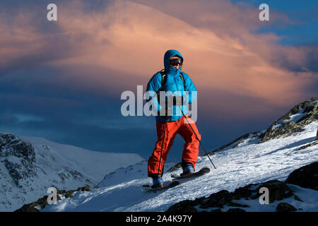 Sci alpinismo in montagna di neve Foto Stock