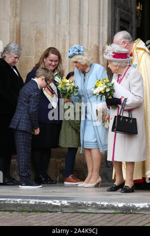 La regina Elisabetta II, accompagnato dalla duchessa di Cornovaglia, entrambi sono presentati con fiori alla fine di un servizio presso l Abbazia di Westminster a Londra per contrassegnare 750 anni poiché Edoardo il Confessore originale della chiesa fu ricostruita sotto il regno di Re Enrico III. Foto Stock