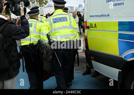 Millbank, London, Regno Unito. Il 15 ottobre 2019 il cambiamento climatico manifestanti dalla ribellione di estinzione Millbank di bloccaggio sono arrestati. Credito: Matteo Chattle/Alamy Live News Foto Stock