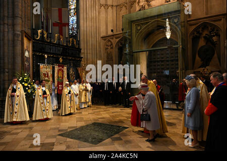 La regina Elisabetta II, accompagnato dalla duchessa di Cornovaglia, parla al Decano di Westminster John Hall come ella assiste un servizio presso l Abbazia di Westminster a Londra per contrassegnare 750 anni poiché Edoardo il Confessore originale della chiesa fu ricostruita sotto il regno di Re Enrico III. Foto Stock