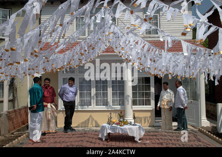 La famiglia immigrata indù decorano l'esterno suburbano della loro casa di famiglia per le figlie Ritushuddhi, anche chiamato come Ritu Kala Samskara venuta della festa rituale di cerimonia di età. Celebrando un'entrata delle ragazze nella donna dopo il menarca o la prima mestruazione. 2010S REGNO UNITO HOMER SYKES Foto Stock