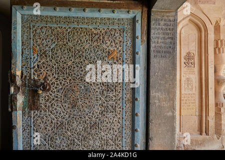 A Djolfa, Iran. Dal 01 Giugno, 2017. Entrata nella Chiesa Armena Apostolica monastero di Santo Stefano nel nord dell Iran vicino Djolfa, preso il 01.06.2017. Il monastero è dal 2008 insieme con il monastero Sankt Thaddaus e la cappella di Dsordsor parte del Patrimonio Mondiale UNESCO monastero armeno in Iran. | Utilizzo di credito in tutto il mondo: dpa/Alamy Live News Foto Stock