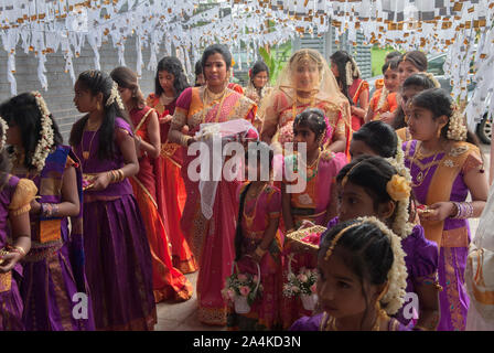 Festa di celebrazione Hindu Coming of Age Londra Regno Unito ragazza di sedici anni che indossa un velo per la prima volta con la madre alla sua destra e famiglia allargata e amici. Mitcham a sud di Londra. Sono arrivati ed entrano nel suo Ritushuddhi, chiamato anche Ritu Kala Samskara party. Una celebrazione e la transizione alla femminilità. 2010S 2016 UK HOMER SYKES Foto Stock