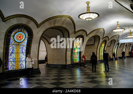 Mosca, Russia 10.13. 2019. La stazione della metropolitana Tverskaya è come una grotta con una morbida luce smorzati. 32 Le finestre di vetro macchiate in stile russo di f Foto Stock