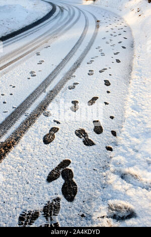 Le impronte e le tracce nella neve Foto Stock