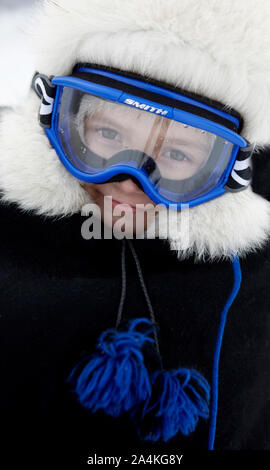 Laplander ragazzo con maschere da sci. Lapp / Lapps / Laplander / Lapponi / Lapplander / Lapplanders / Sami stesso // Lapponia / Lappland Foto Stock