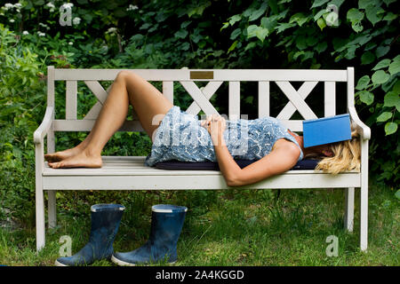 Donna che Dorme su un banco di lavoro Foto Stock