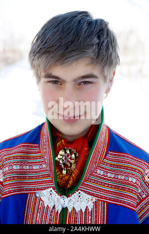 Ritratto di giovane ragazzo Laplander - candidato per la conferma. Lapp / Lapps / Laplander / Lapponi / Lapplander Lapplanders / / / Sami stesso in Kautok Foto Stock