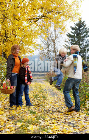 Famiglia nella foresta Foto Stock