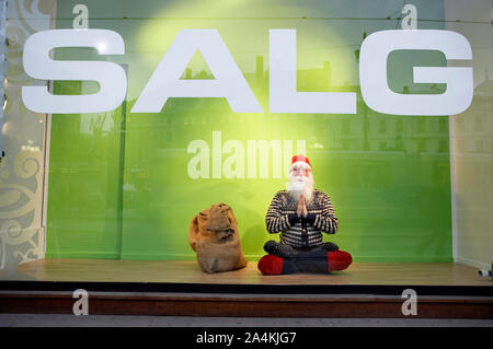 Santa Claus in appoggio in un negozio di vendita finestra Foto Stock