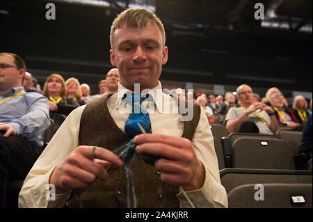 Aberdeen, Regno Unito. 15 ottobre, 2019. Aberdeen, 15 ottobre 2019. Nella foto: i delegati della conferenza, visto al Partito nazionale scozzese (SNP) Conferenza Nazionale, all'evento complesso Aberdeen(TECA). Credito: Colin Fisher/Alamy Live News Foto Stock