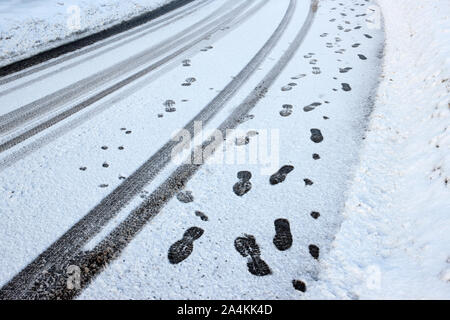 Le impronte e le tracce nella neve Foto Stock