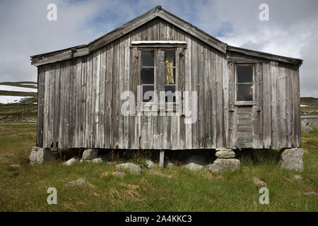 Vecchia casa in legno in Hardangervidda, Norvegia Foto Stock