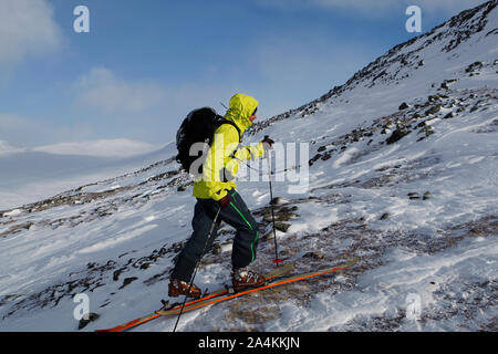 Uomo in salita con gli sci in Hemsedal, Norvegia Foto Stock