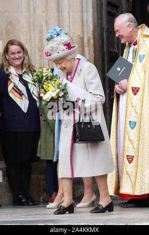 La regina Elisabetta II, accompagnato dalla duchessa di Cornovaglia, è presentato con fiori alla fine di un servizio presso l Abbazia di Westminster a Londra per contrassegnare 750 anni poiché Edoardo il Confessore originale della chiesa fu ricostruita sotto il regno di Re Enrico III. Foto di PA. Picture Data: martedì 15 ottobre, 2019. Vedere PA storia ROYAL Regina. Foto di credito dovrebbe leggere: Yui Mok/PA FILO Foto Stock