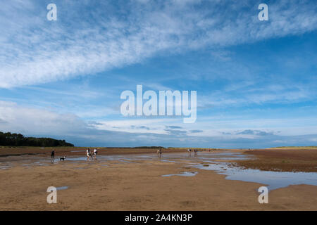 La gente a piedi lungo la spiaggia di Holkham, North Norfolk, Regno Unito Foto Stock