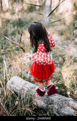 I bambini mascherati per il natale nella foresta con la loro famiglia Foto Stock