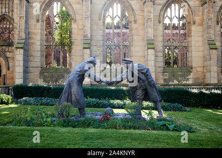 Natale tregua football statua di nella motivazione della st lukes la chiesa bombardata-out chiesa Liverpool England Regno Unito ora tutti insieme da Andy edwards Foto Stock