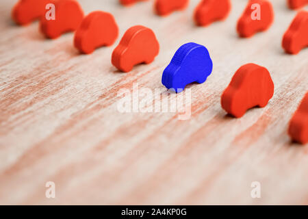 Levandosi in piedi fuori dalla folla. Uno scopo differisce da altri. La parità di opportunità. Think different idea. Concorrenza, rivalità sfondo. Toy Cars nella gamma su sfondo di legno. Il concetto di business Foto Stock
