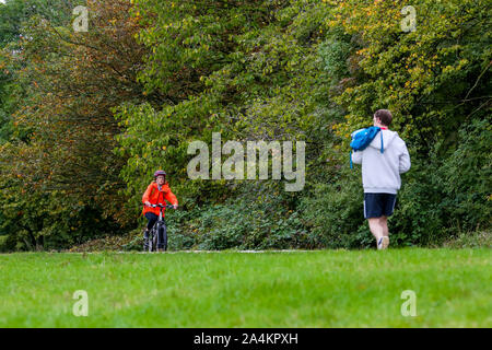 Londra, Regno Unito. 15 ottobre, 2019. Persone in autunno park a Londra. Credito: Steve Taylor/SOPA Immagini/ZUMA filo/Alamy Live News Foto Stock