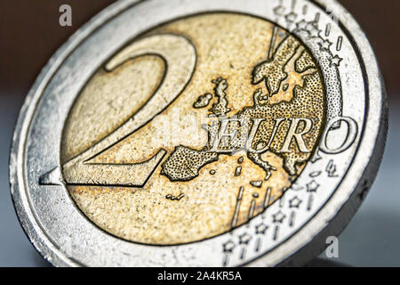 Chiudere l immagine di un usato 2 euro moneta con l'Europa mappa, stelle e la scrittura. Foto Stock