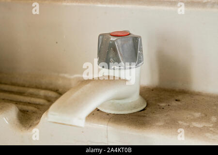 Il vecchio rubinetto del bagno Foto Stock