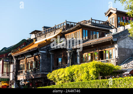 Wallking street con taditional house e negozi nel parco di Beihai (mare del Nord) park, nella città vecchia di Pechino, Cina. Foto Stock